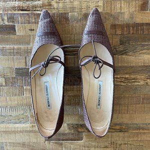 Manolo Blahnik brown woven low-heeled pumps. Size 40
